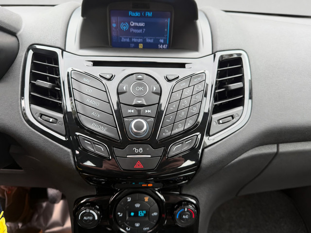 Foto 5 van Ford Fiesta 1.0 EcoBoost Titanium TREKHAAK ZEER MOOIE AUTO