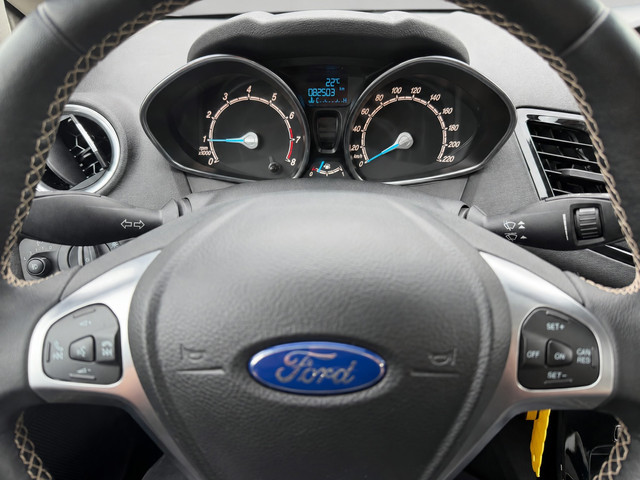 Foto 4 van Ford Fiesta 1.0 EcoBoost Titanium TREKHAAK ZEER MOOIE AUTO