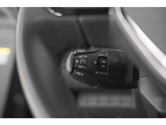 Foto 3 van Peugeot 208 1.2 Hybrid 145 e-DCS6 GT | Alcantara Pakket | Camera | Apple Carplay | Stoelverwarming