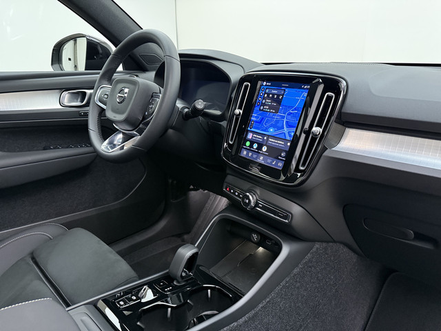 Foto 2 van Volvo XC40 B4 211pk Plus Dark / 20'' / Pixel Koplampen / Panoramadak / Getint Glas / Nubuck / 360 Ca