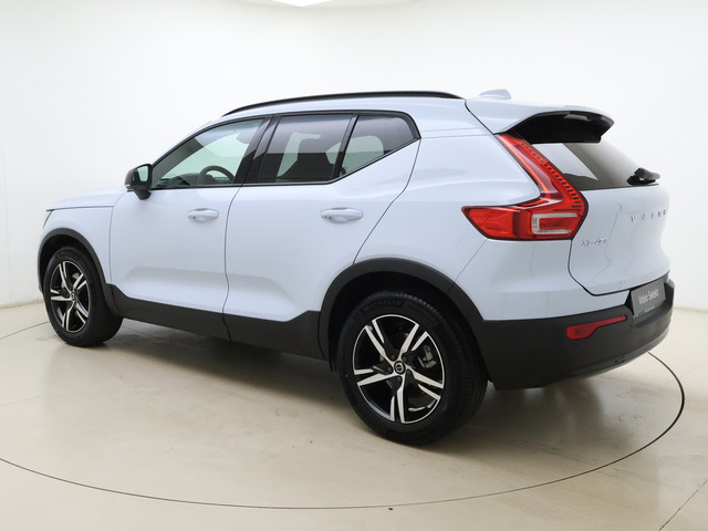 Foto 4 van Volvo XC40 B4 211pk Plus Dark / Nubuck / Elektr. Stoelen / Panoramadak / Trekhaak / Harman&Kardon Au