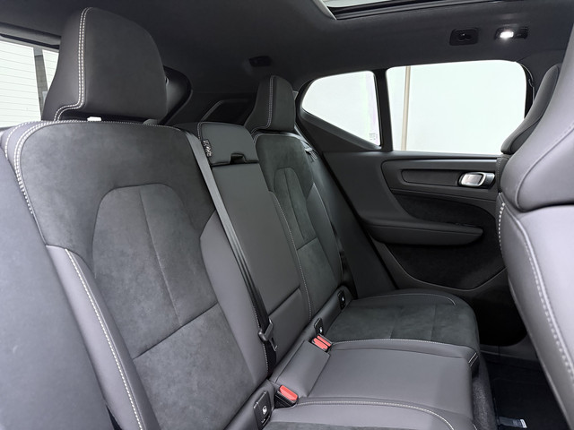 Foto 7 van Volvo XC40 B4 211pk Plus Dark / Nubuck / Elektr. Stoelen / Panoramadak / Trekhaak / Harman&Kardon Au