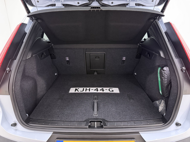 Foto 9 van Volvo XC40 B4 211pk Plus Dark / Nubuck / Elektr. Stoelen / Panoramadak / Trekhaak / Harman&Kardon Au