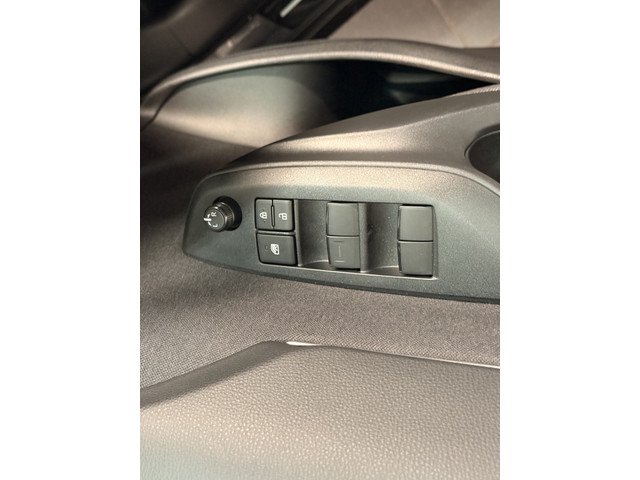 Foto 5 van Toyota Yaris Cross 1.5 Hybrid 115 First Edition + Winterpack | Stoel / Stuur en voorruitverwarming |