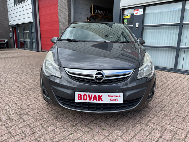 Foto 3 van Opel Corsa 1.4-16V Edition Limited 5 deurs airco
