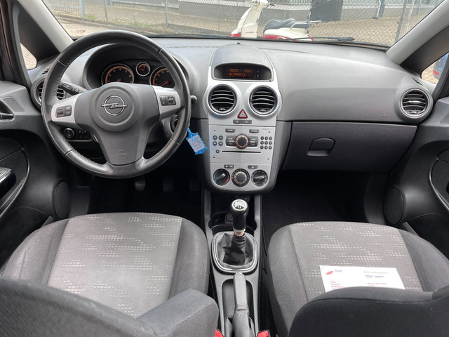 Foto 8 van Opel Corsa 1.4-16V Edition Limited 5 deurs airco