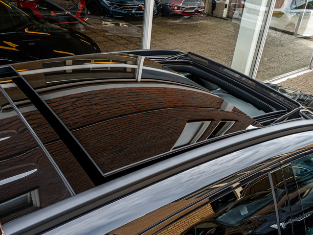 Foto 7 van Mercedes-Benz GLC 300e 4MATIC Premium AMG PANO 20 INCH CAMERA MEMORY STOELEN TREEPLANKEN NIGHT PAKKE