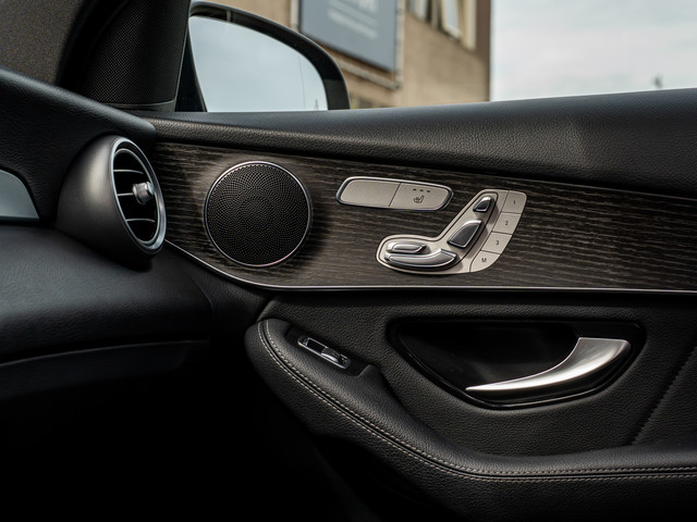Mercedes-Benz GLC 300e 4MATIC Premium AMG PANO 20 INCH CAMERA MEMORY STOELEN TREEPLANKEN NIGHT PAKKE