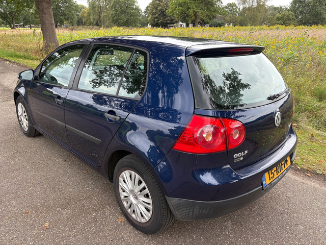 Foto 2 van Volkswagen Golf 1.6 FSI Turijn koude airco/APK/Boekjes/2sleutels/6Bak