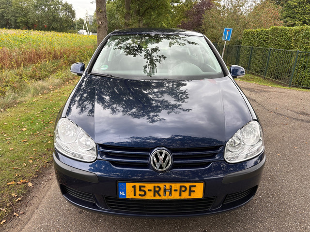 Foto 6 van Volkswagen Golf 1.6 FSI Turijn koude airco/APK/Boekjes/2sleutels/6Bak