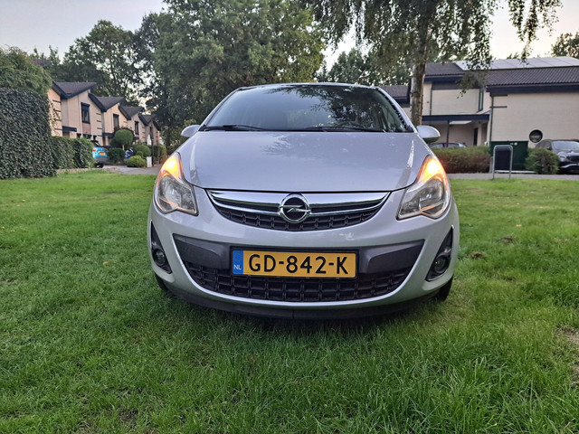 Foto 3 van Opel Corsa 1.2-16V Design Edition AIRCO SPORTVELGEN.