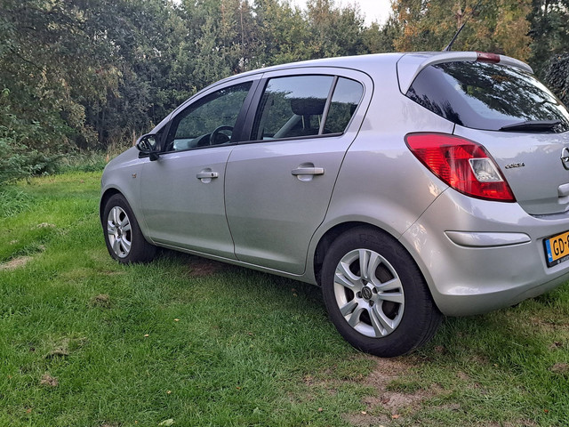 Foto 4 van Opel Corsa 1.2-16V Design Edition AIRCO SPORTVELGEN.