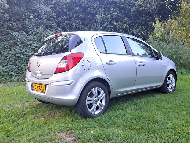 Foto 5 van Opel Corsa 1.2-16V Design Edition AIRCO SPORTVELGEN.