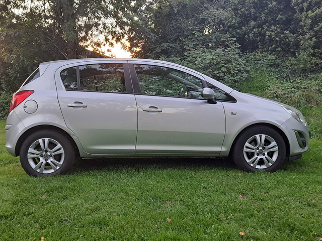 Foto 6 van Opel Corsa 1.2-16V Design Edition AIRCO SPORTVELGEN.