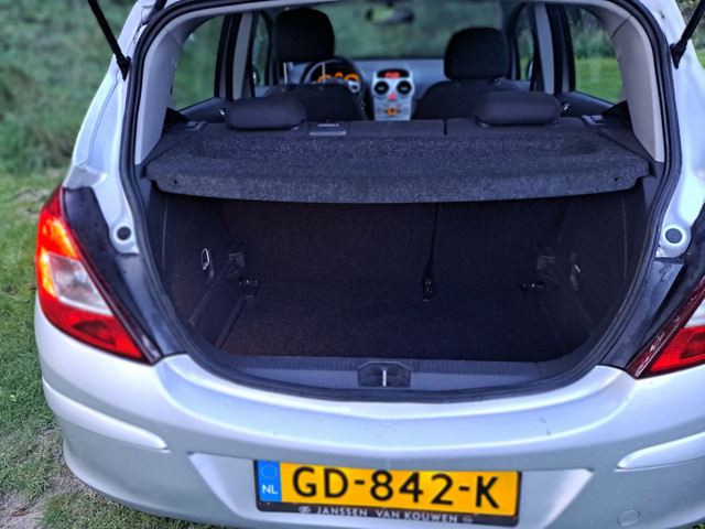 Foto 9 van Opel Corsa 1.2-16V Design Edition AIRCO SPORTVELGEN.
