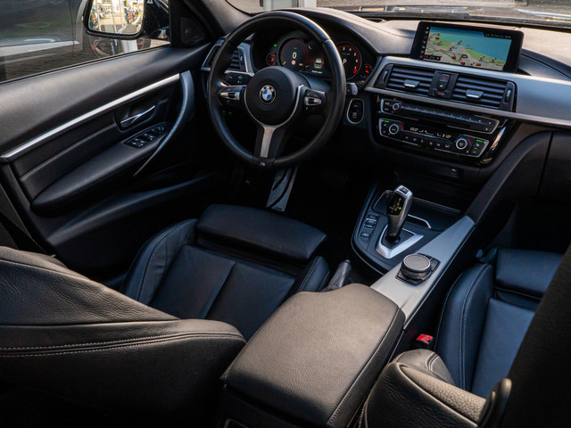 Foto 3 van BMW 3 Serie Touring 318i M Sport ORG NL PANO HARMAN KARDON 19 INCH HUD CAMERA BOMVOL!!