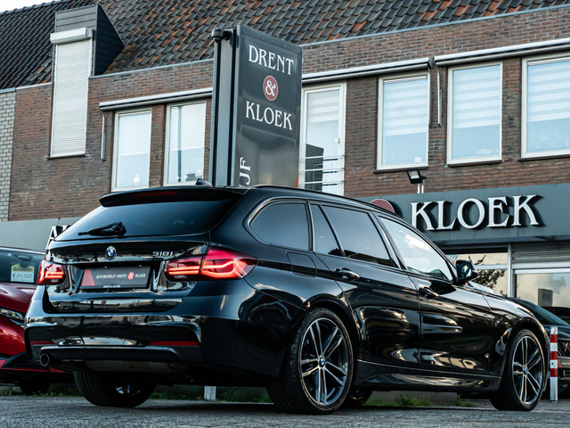 Foto 4 van BMW 3 Serie Touring 318i M Sport ORG NL PANO HARMAN KARDON 19 INCH HUD CAMERA BOMVOL!!