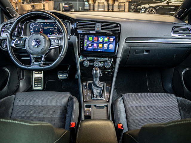 Foto 9 van Volkswagen Golf 2.0 TSI 4Motion R KW-schroefset | Dynaudio | carplay | rijmodus | adaptive