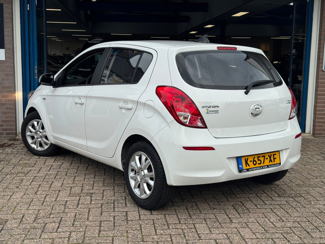 Foto 4 van Hyundai I20 1.2i i-Drive 2014 WIT 5drs AIRCO LM APK NAP!