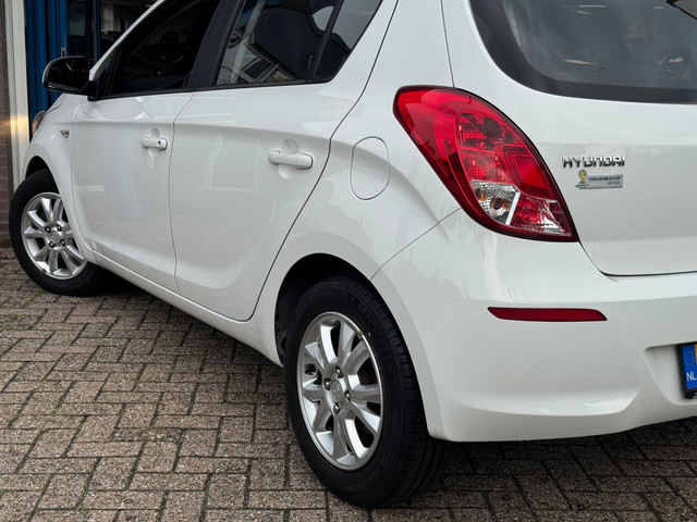 Foto 6 van Hyundai I20 1.2i i-Drive 2014 WIT 5drs AIRCO LM APK NAP!