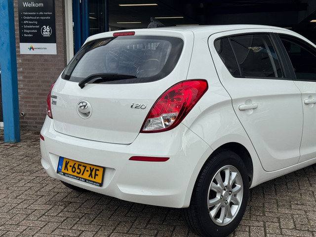 Foto 7 van Hyundai I20 1.2i i-Drive 2014 WIT 5drs AIRCO LM APK NAP!