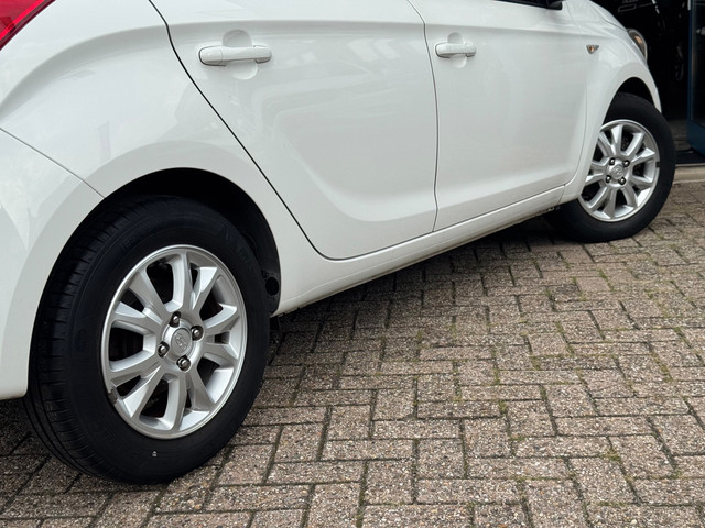 Foto 10 van Hyundai I20 1.2i i-Drive 2014 WIT 5drs AIRCO LM APK NAP!