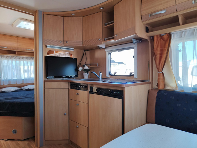 Foto 4 van Dethleffs Camper 450 DB Mover Lengtebed Zit Unico