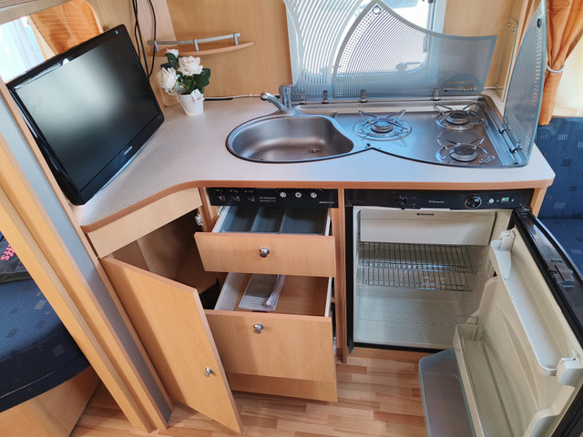 Foto 5 van Dethleffs Camper 450 DB Mover Lengtebed Zit Unico