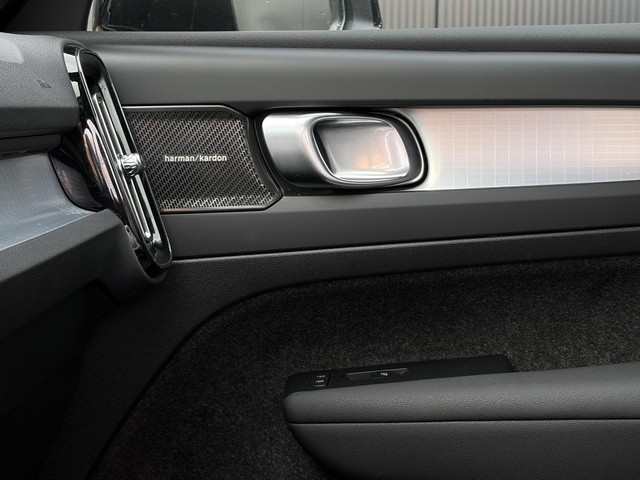 Foto 8 van Volvo XC40 2.0 B4 Plus Dark / Stuur- Stoelverwarming / Trekhaak / Harman Kardon / All-Season banden
