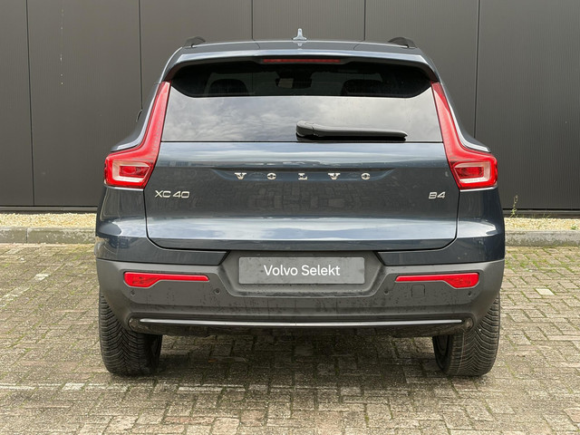 Foto 2 van Volvo XC40 2.0 B4 Plus Dark / Stuur- Stoelverwarming / Trekhaak / Harman Kardon / All-Season banden