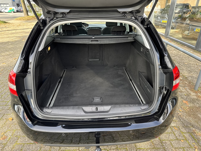 Foto 6 van Peugeot 308 SW 1.2 PureTech Blue Lease Executive PANO-TREKHAAK-CLIMA-LED