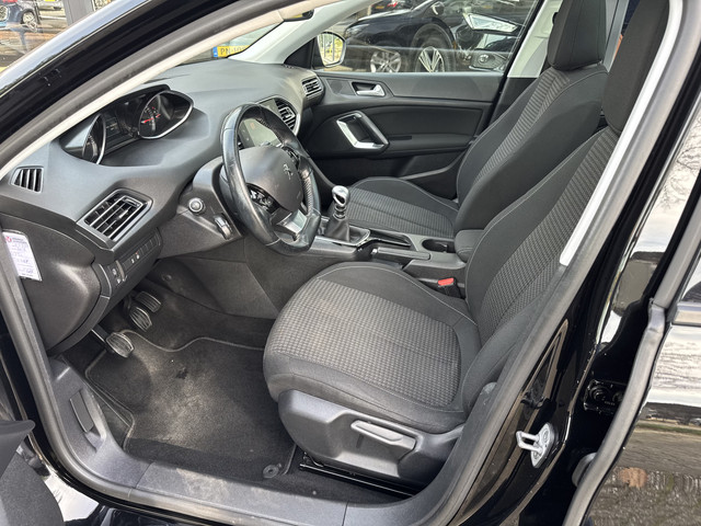 Foto 9 van Peugeot 308 SW 1.2 PureTech Blue Lease Executive PANO-TREKHAAK-CLIMA-LED