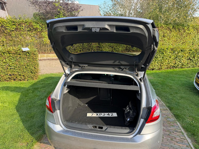 Foto 9 van Peugeot 308 1.2 PureTech Allure-NL auto-NW RIEM-Navi-Trekhaak-Camera-Pano-