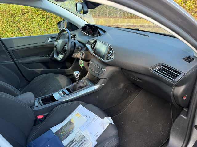 Foto 6 van Peugeot 308 1.2 PureTech Allure-NL auto-NW RIEM-Navi-Trekhaak-Camera-Pano-