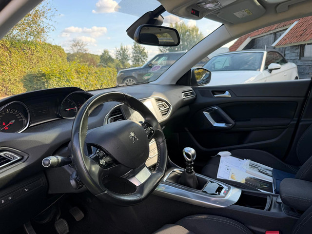 Foto 5 van Peugeot 308 1.2 PureTech Allure-NL auto-NW RIEM-Navi-Trekhaak-Camera-Pano-