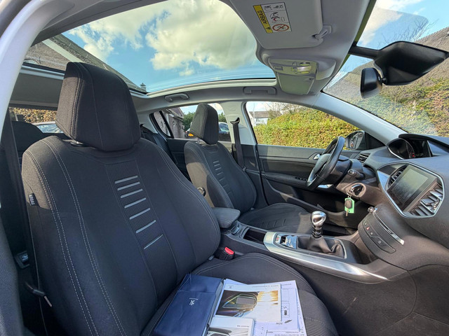 Foto 4 van Peugeot 308 1.2 PureTech Allure-NL auto-NW RIEM-Navi-Trekhaak-Camera-Pano-