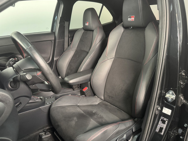 Foto 8 van Toyota Yaris Cross 1.5 Hybrid 130 GR SPORT | Trekhaak | Blind Spot Monitor | Dealer onderhouden |