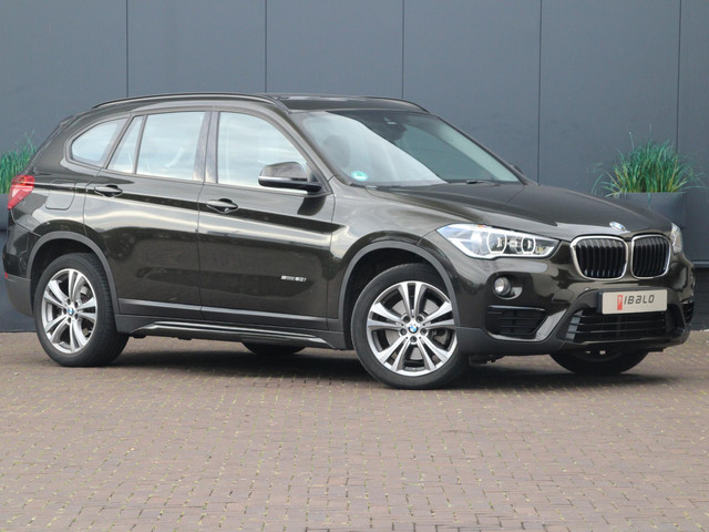 Foto 4 van BMW X1 sDrive20i SportLine | Trekhaak | NL-auto |
