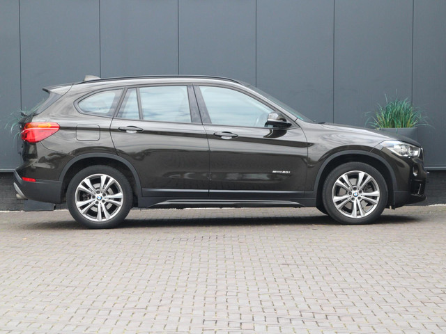Foto 5 van BMW X1 sDrive20i SportLine | Trekhaak | NL-auto |