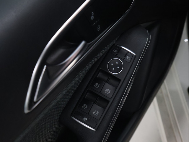 Foto 10 van Mercedes-Benz A-Klasse 160 Ambition [CRUISE CONTROL, PDC V+A, STUURWIEL MULTIFUNCTIONEEL, CLIMATE CO