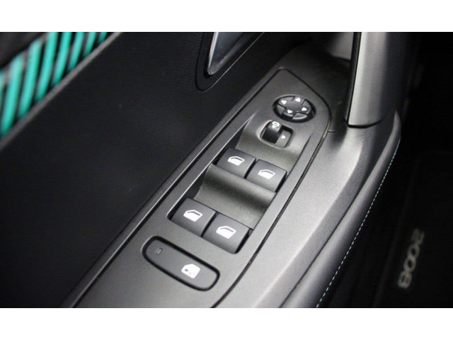 Foto 4 van Peugeot 2008 1.2 Active 2jr APK trekhaak LED