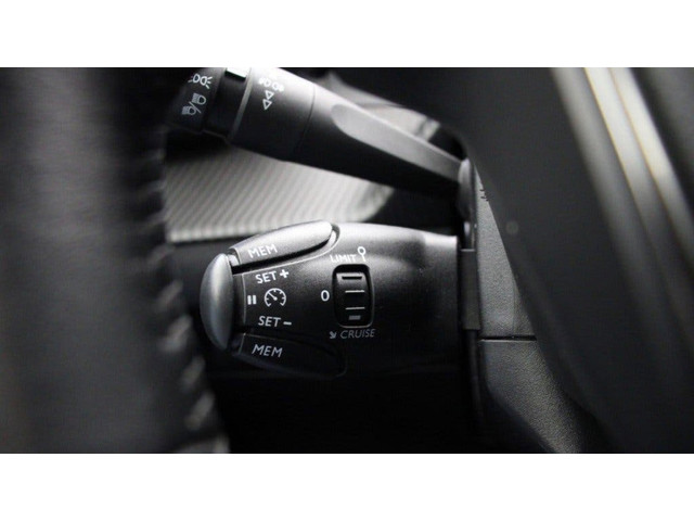 Foto 2 van Peugeot 2008 1.2 Active 2jr APK trekhaak LED