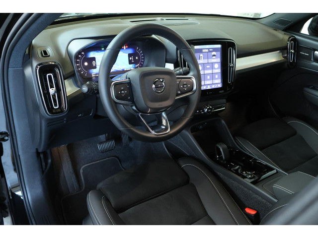 Foto 3 van Volvo XC40 B4 Plus Black Edition | Panoramadak |  | Semi-Electrische wegklapbare Trekhaak | Verwarmb