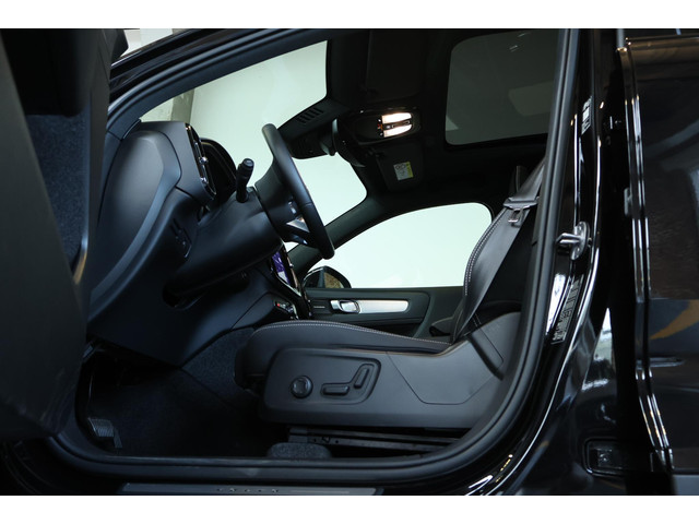 Foto 10 van Volvo XC40 B4 Plus Black Edition | Panoramadak |  | Semi-Electrische wegklapbare Trekhaak | Verwarmb