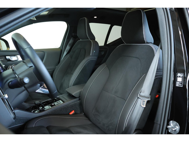 Volvo XC40 B4 Plus Black Edition | Panoramadak |  | Semi-Electrische wegklapbare Trekhaak | Verwarmb