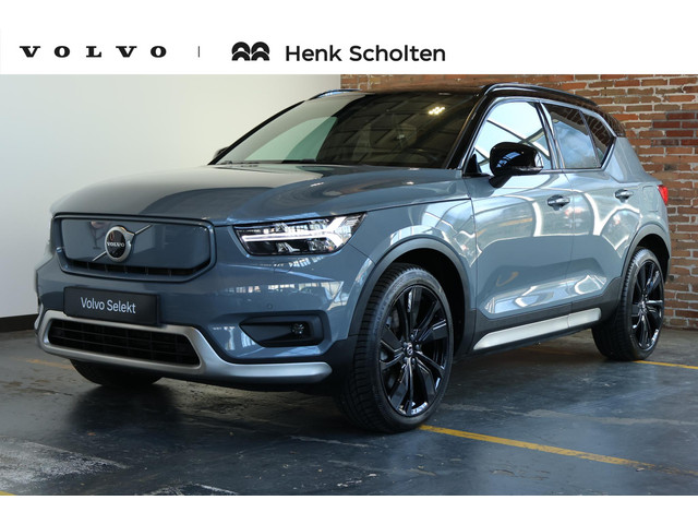 Foto 2 van Volvo XC40 Recharge P8 AWD R-Design | Panoramadak | Semi-Electrische Wegklapbare Trekhaak | Harman K