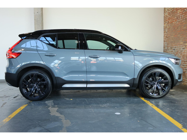 Foto 5 van Volvo XC40 Recharge P8 AWD R-Design | Panoramadak | Semi-Electrische Wegklapbare Trekhaak | Harman K