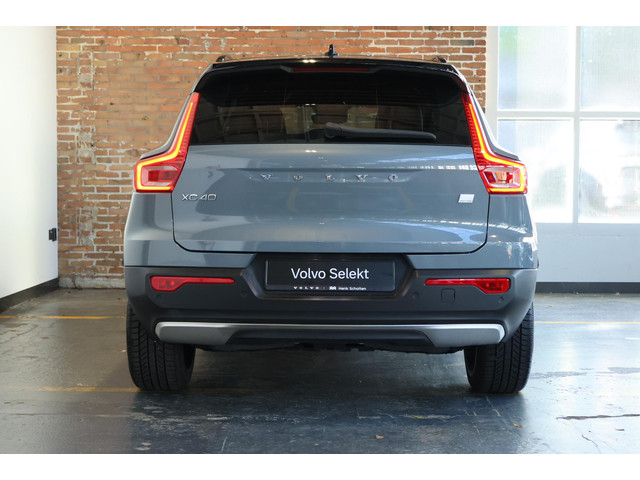 Foto 8 van Volvo XC40 Recharge P8 AWD R-Design | Panoramadak | Semi-Electrische Wegklapbare Trekhaak | Harman K