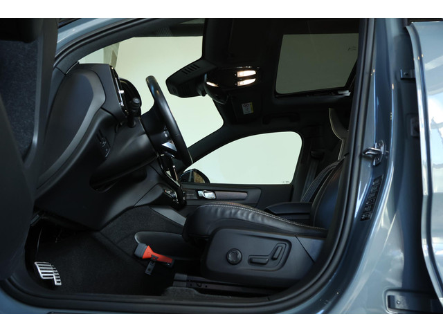 Foto 10 van Volvo XC40 Recharge P8 AWD R-Design | Panoramadak | Semi-Electrische Wegklapbare Trekhaak | Harman K