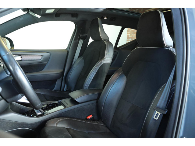 Volvo XC40 Recharge P8 AWD R-Design | Panoramadak | Semi-Electrische Wegklapbare Trekhaak | Harman K